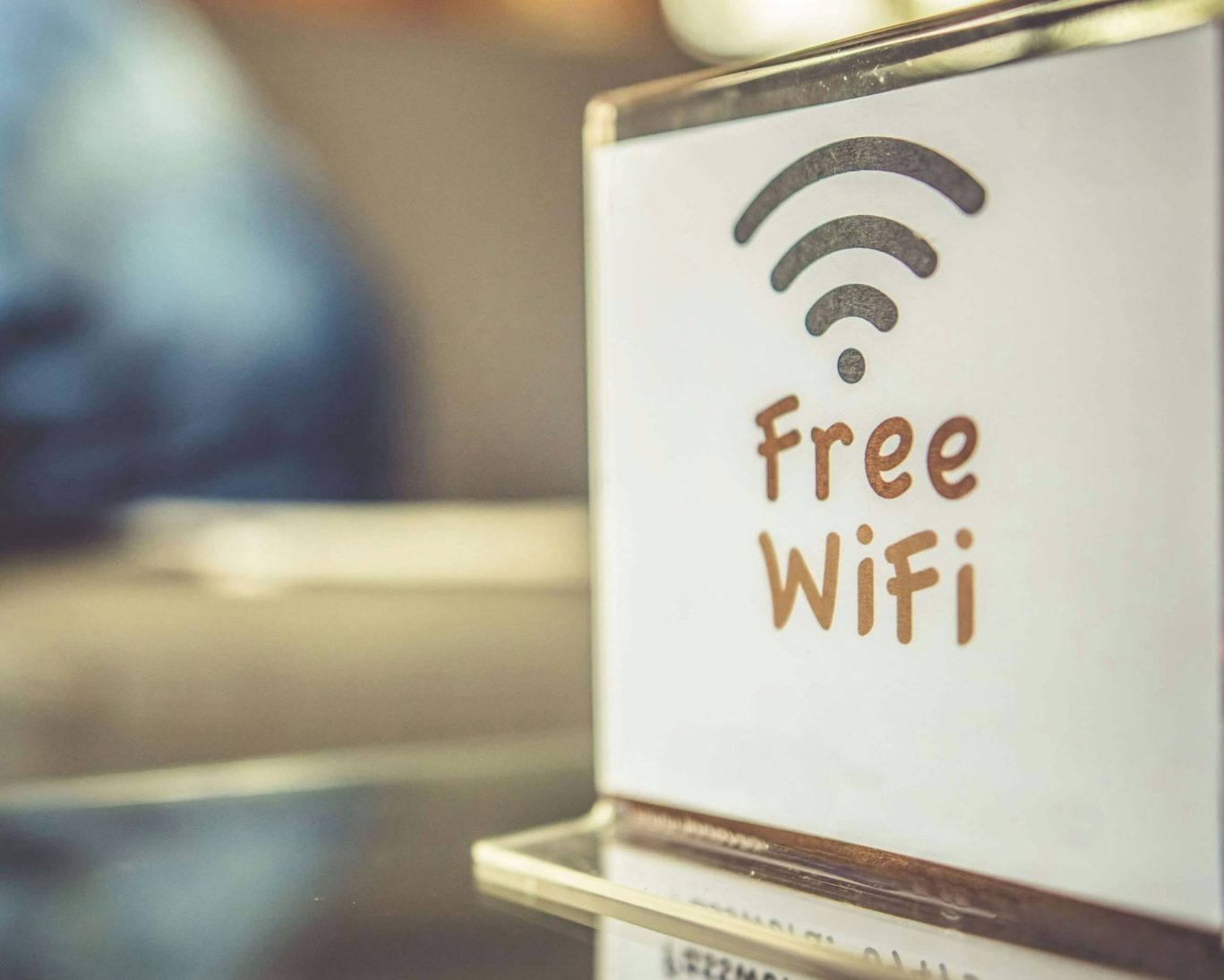 Hotel tabletop sign advertising free Wi-Fi internet access for guests.