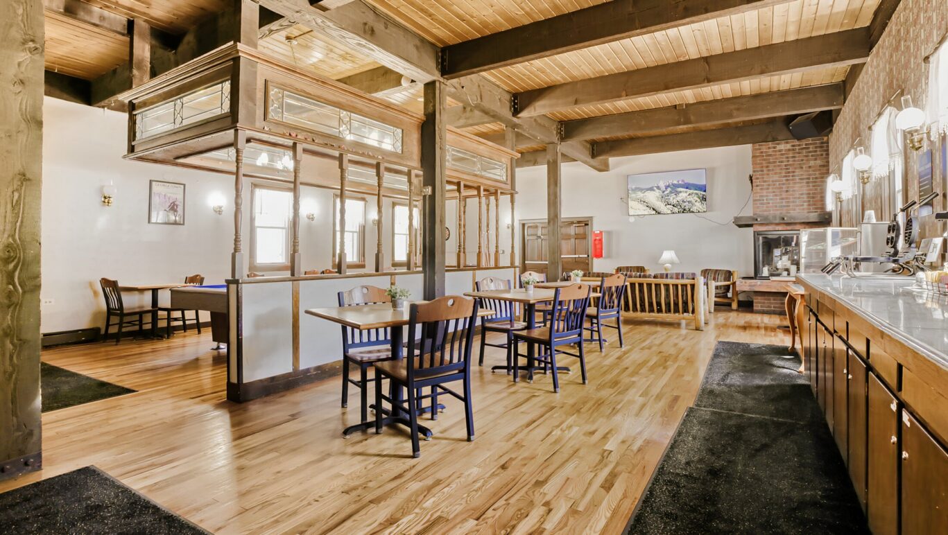 Georgetown Lodge lobby and breakfast area with fireplace, wood-beam ceilings, and guest seating.
