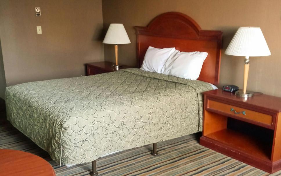 La Grande Inn Bedroom