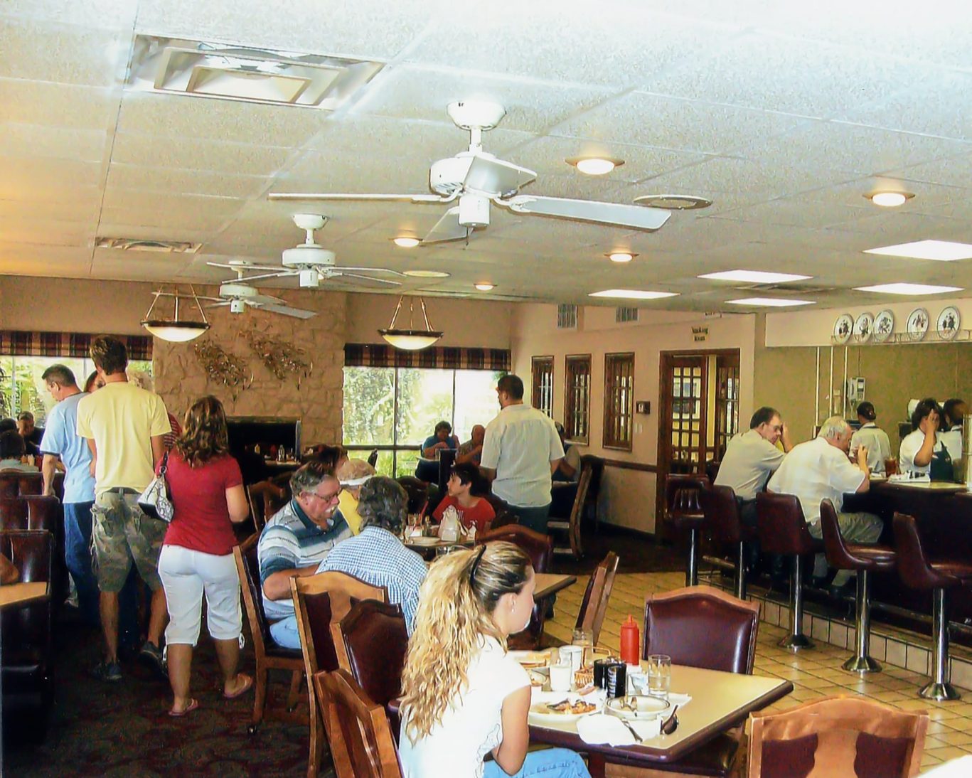 Busy breakfast dining area at Will Rogers Inn with guests enjoying morning meals.