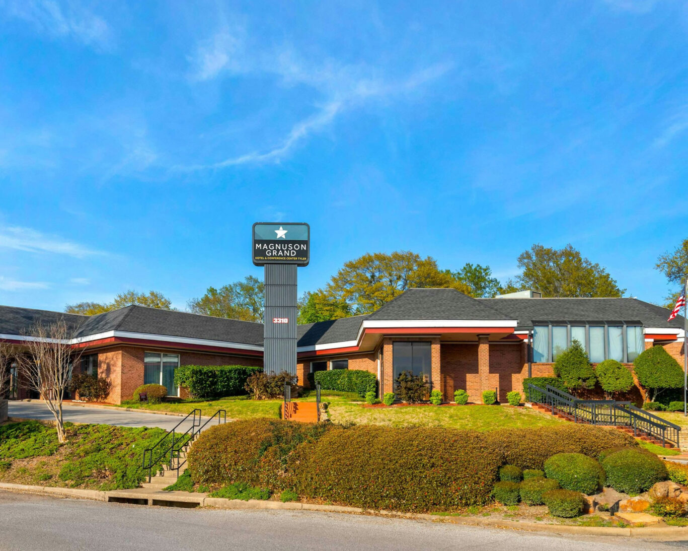 magnuson hotel outside view